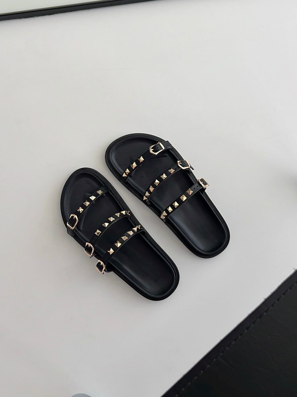 Yoshi Siyah Zımba Detaylı Terlik