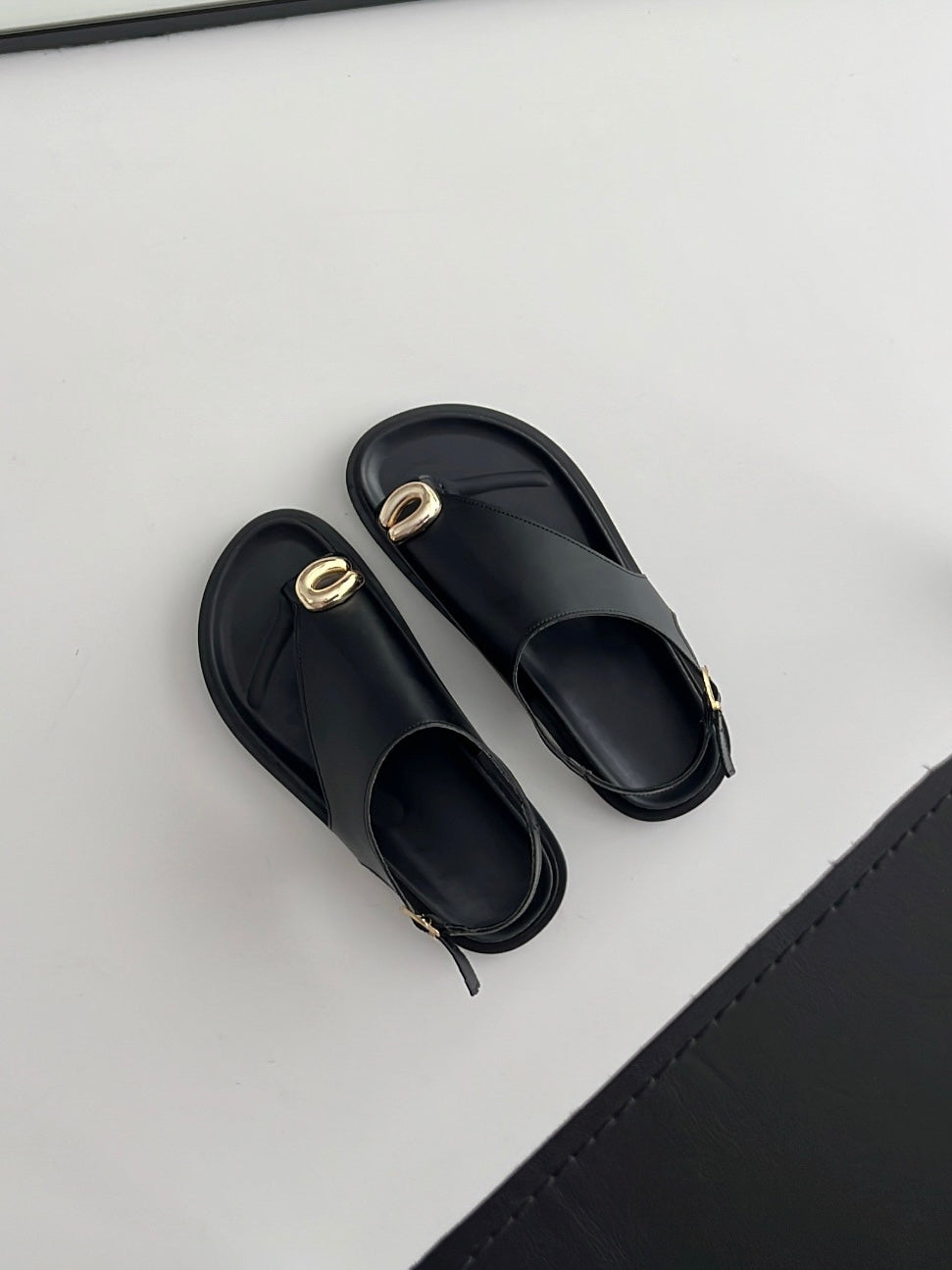 Rox Siyah Toka Detaylı Sandalet